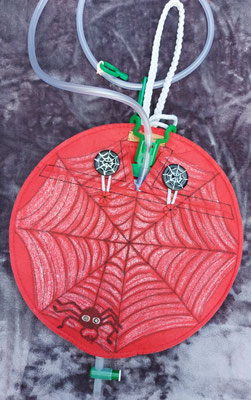 Beutelverstecker in rot mit zum handgemalten Spinnenmotiv gestalteten Knöpfen