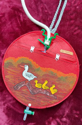 Beutelverstecker in rot mit weißen Klickverschlüssen und handgemalten "Enten-Motiv"