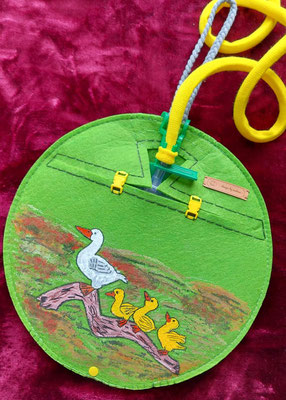 Beutelverstecker in grün mit gelben Klickverschlüssen und handgemalten "Enten-Motiv"