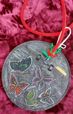 Beutelverstecker in anthrazit/rot mit schwarzen Klickverschlüssen und handgemalten "Schmetterlings-Motiv"