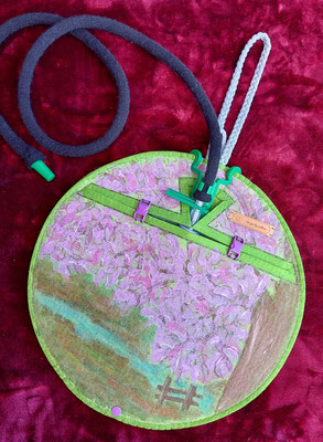 Beutelverstecker in grün mit lila Klickverschlüssen und handgemalten "Blütenzauber-Motiv"