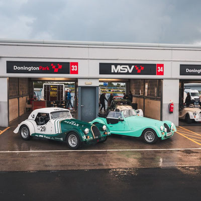 Morgans beim Boxenstopp auf der Rennstrecke