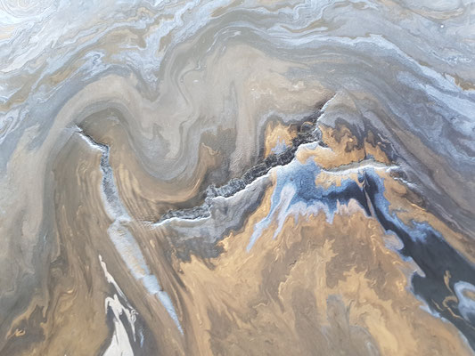 Künstler Martin Lingens, Entstehung vom Kunstwerk "Molton Rock", Acryl, Metallpigmente, Pouring, Fluidart