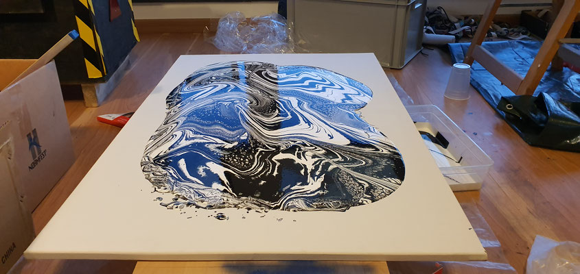 Künstler Martin Lingens, Entstehung von Kunstwerk "ENSŌ", Audi, Schwarz-Weiß, Acryl, Pouring