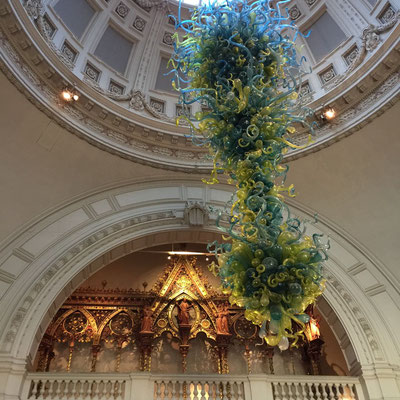Chihuly glass chandelier, Entryway Victoria & Albert Museum, London, England Photo credit: Amy Mundinger, 2017