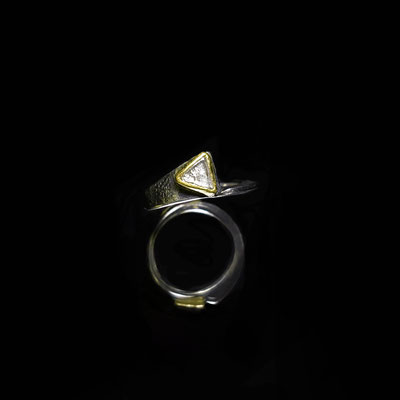 Ring mit naturbelassenem Diamantkristall, Silber und Feingold. 