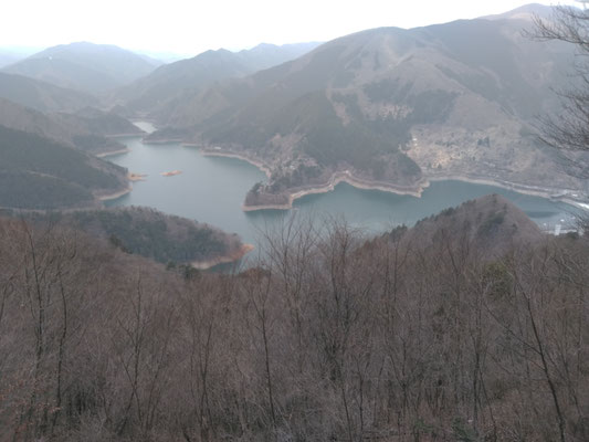 御前山サス沢山からの奥多摩湖