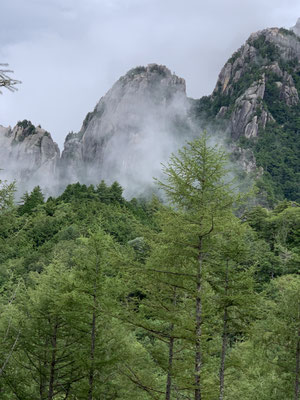瑞牆山の岩場