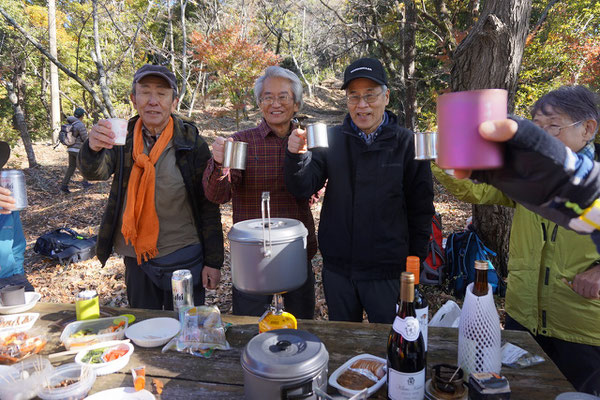 忘年山行、弘法山でおでんパーティー、いい気分！