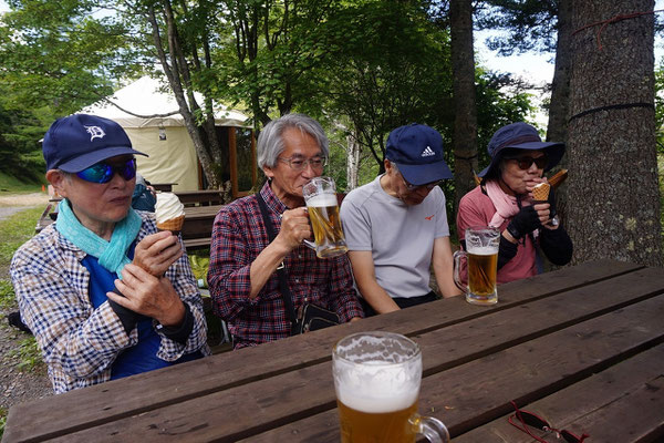 入笠山　マナスル山荘でビール、ソフトクリーム休憩