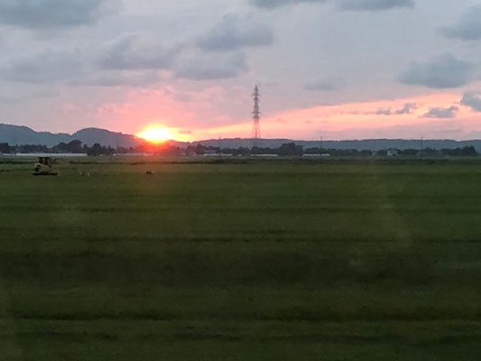 鳥海山、帰りの電車からの日本海に沈む夕日