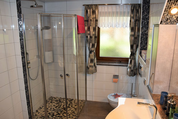 Ferienwohnung Strasser in Malta: Das Badezimmer mit Dusche und WC. Ein weiteres WC befindet sich neben dem Badezimmer