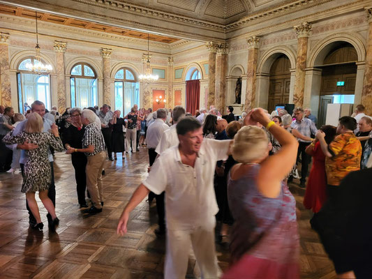mit Schwung im Zeugheersaal