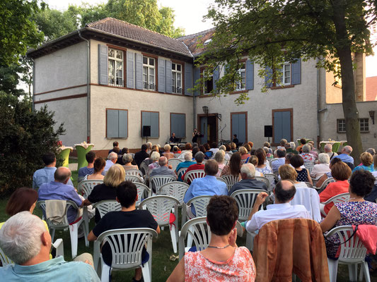 "Das Leben ist wie eine Schachtel Pralinen" mit Adrienn Cunka, Frank kersting und Markus Munzinger im Sturmfeder'schen Kellergarten "Am Affenstein"