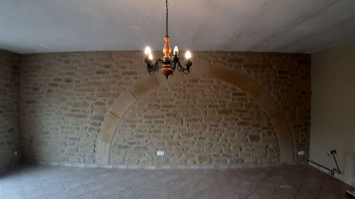 Enduit de décoration pierre avec arche dans le séjour