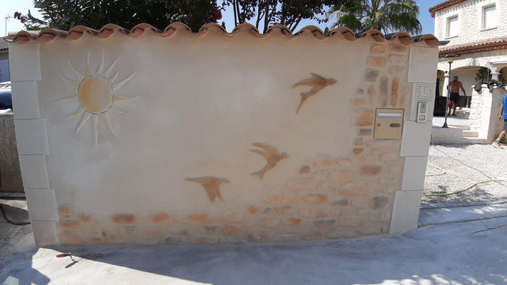 Décoration aspect pierre sur mur de cloture