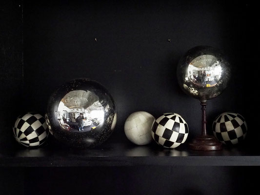 『 夢見屋 』　antique Salon　　球体オブジェ