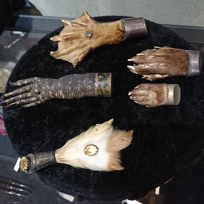『 死を見つめる宝石店 』　Antiques Gardian　　動物の手のブローチ