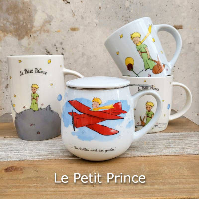 Colección de tazas El Principito: una taza redondeada con tapa y filtro con el avión rojo y la frase "les étoiles sont des guides", y tres tazas clásicas con dibujos del Principito en su asteroide y con sus amigos el zorro y la rosa.
