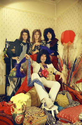 1973年デビュー期 フレディの自宅フォトセッション Photo:Douglas Puddifoot/Universal Music