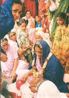 花嫁の母親に彼女の実家から贈り物が届けられる。インド グジャラート州 カッチ県 1999年金谷美和撮影
