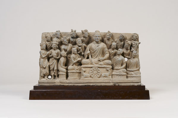 仏伝浮彫「初転法輪」　ガンダーラ　２世紀　半蔵門ミュージアム