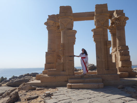 Photoshooting auf Neu-Kalabsha in Ägypten (Daniela Rutica im Kiosk von Qertassi)