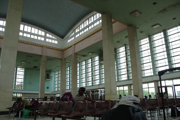 Warten im Bahnhof von Dar es Salam