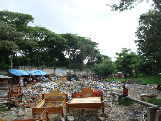 Müllberge neben Betten verkauf