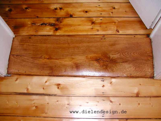 Door sill and floorboards with Le Tonkinois satin