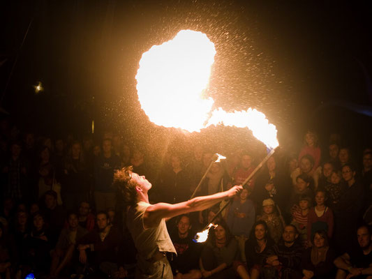 Der Kaosclown mit seiner "Feuer & Pyroshow"