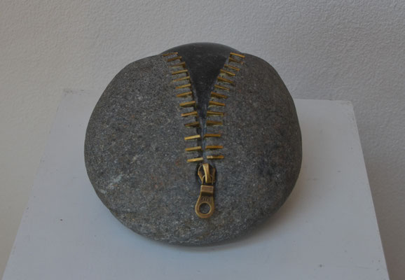 2022 Dr. Dietmar Hawran - www.kunstarsenal-ravensburg.de Stein-Metallobjekt "Reißverschluss" ca. 20 x 25 x 10 cm