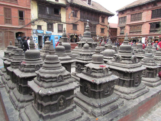 viele kleine Stupas