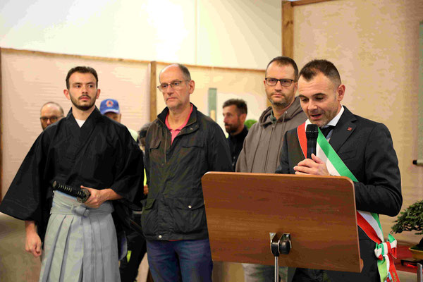 Ivan Vargiu -sindaco di Maccagno con Pino e Veddasca inaugura la mostra