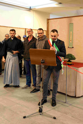 Ivan Vargiu -sindaco di Maccagno con Pino e Veddasca inaugura la mostra