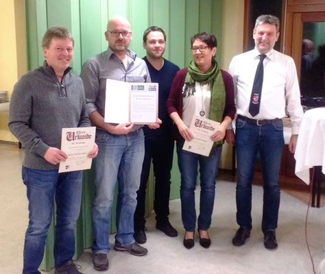 Auf dem Bild: Thomas Deml, Christian Bronold, Abteilungsleiter Gerhard Baier, Berta Hutzler und Vorstand Hans Hutzler. Jugendleiter Chris Bronold wurde der BFV/DFB Ehrenamtspreis verliehen