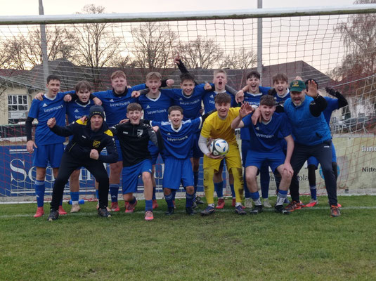 B-Jugend nach dem 7:0 in Nittenau Meister