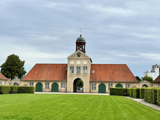 Außenansicht Schloss Augustenborg an einem sonnigen Tag
