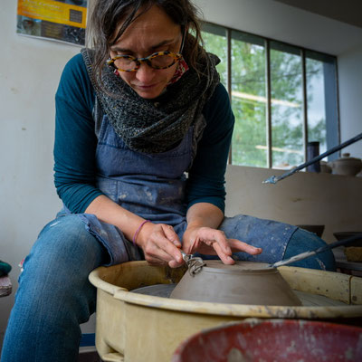 Stéphanie Wahl, céramiste à Noyers-sur-Serein dans l'Yonne - Bourgogne - façonnage de pots