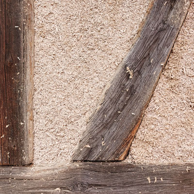 Detailaufnahme gesprühter Hanfkalk im Fachwerk