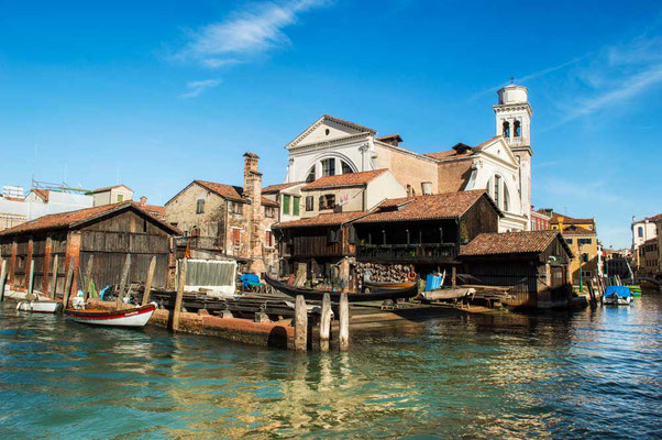 Eine der letzten Gondelwerften in Venedig