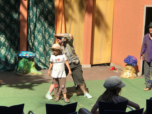 Marians Lieblingsplatz (in Würzburg): Er selbst steht auf der Sommerbühne des Theater Ensembles beim Stück "Peter Pan" - dieses Foto schickten uns Marian & Rebecca Hümmer aus Würzburg