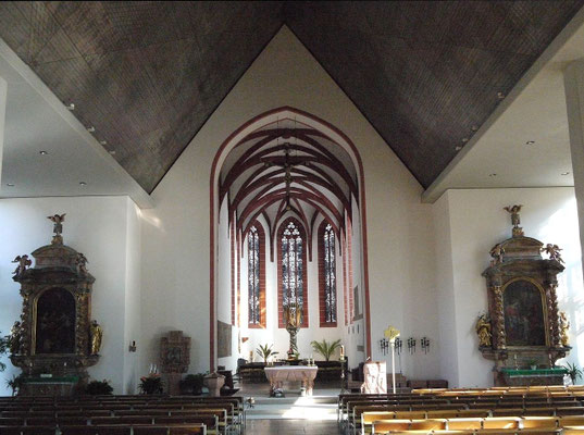 Der Kirchenraum mit Blick zum Altar, wo die Marienfigur steht