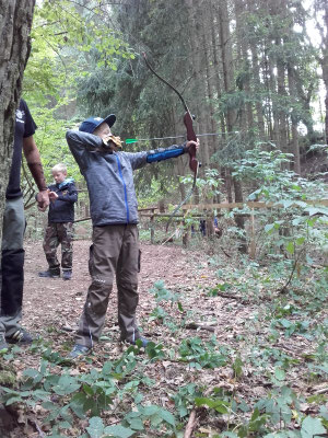 Josefs Lieblingsplatz (in Helmstadt): Beim Bogenschießen auf dem Bärleinparcours - genau das Richtige für naturverbundene Jungen, Mädchen, Väter ... - dieses Foto schickte uns Sandra Endres aus Greußenheim