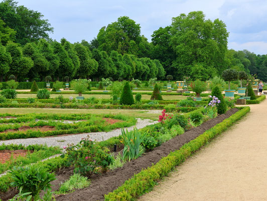 Sehenswürdigkeiten Berlin: Blick auf den im Stil eines französischen Barockgarten gestalteten Teils des Schlossparks.