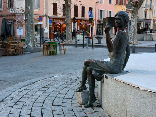 Sehenswürdigkeiten Gap: Kunstwerk «La Liseuse» von Cyril de la Paiellière in der Altstadt von Gap.