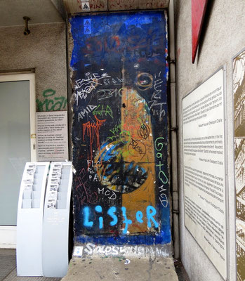 Sehenswürdigkeiten Berlin: Mauerstück beim Mauermuseum. 