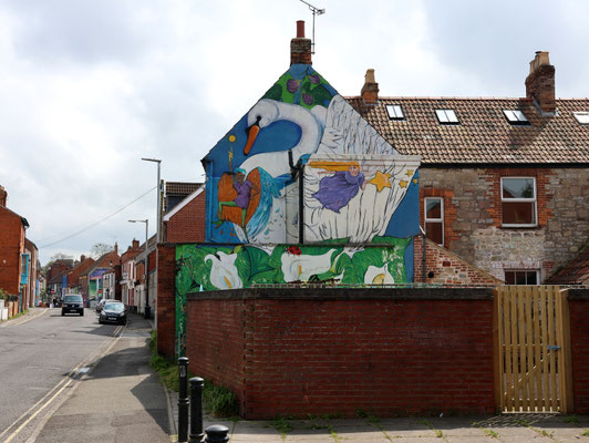 Glastonbury Mural Trail: Mural von Julia Bedford mit dem Titel «Swan + Lilies». Standort: 1 Avalon Buildings, Glastonbury. Trail: #13.