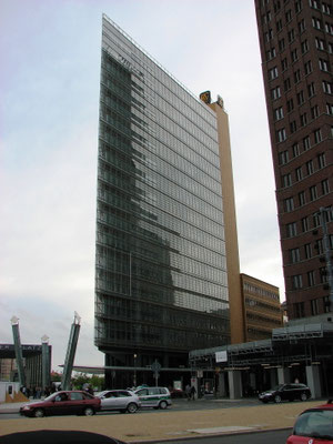 Sehenswürdigkeiten Berlin: Der ehemalige Forum Tower ist 103 Meter hoch. Auffallend ist der als spitz zulaufendes Dreieck konzipierte Bau des Gebäudes. Verantwortlich für das Architektur-Highlight ist Renzo Piano, ein in Genua geborener Architekt.