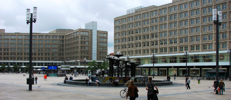 Sehenswürdigkeiten Berlin: Der Brunnen der Völkerfreundschaft steht mitten auf dem Alexanderplatz. Das Kollektiv Walter Womacka errichtete das Werk von 1969-1970. Der Brunnen umfasst 17 Schalen und 8 Auslässe, die vom oberen in den unteren Brunnen führen.